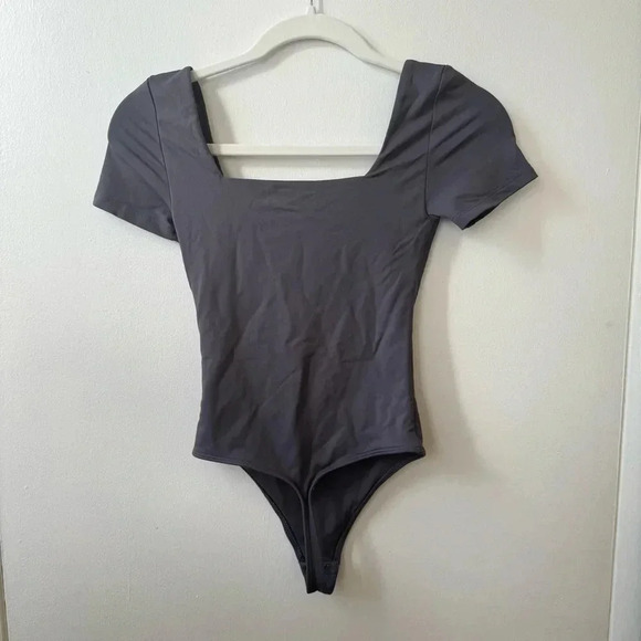 NWT Aritzia Babaton Contour Squareneck Short Sleeve Bodysuit Elegant Charcoal - Picture 3 of 5